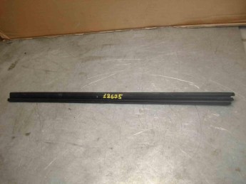 Уплотнитель стекла двери передней правой Citroen  C4 Grand Picasso 2014> б/у