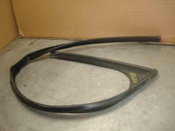 Уплотнитель стекла двери передней правой Citroen  C4 Grand Picasso 2014> б/у