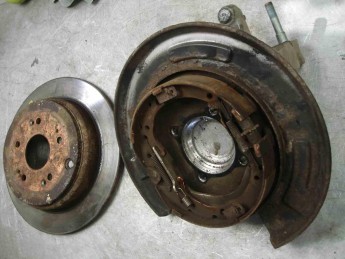 Кулак задний Honda  Elysion 2004> б/у