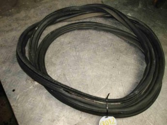 Уплотнитель двери багажника Citroen  C4 Grand Picasso 2014> б/у