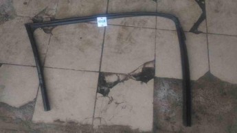 Уплотнитель стекла двери передней правой Kia  Quoris 2012> б/у