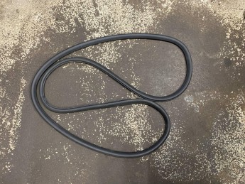 Уплотнитель двери передней левой Opel  Astra J 2010> б/у