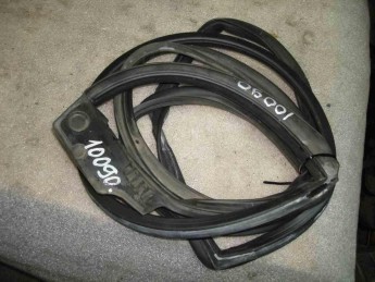 Уплотнитель двери задней левой Kia  Quoris 2012> б/у