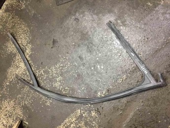 Уплотнитель стекла двери передний левый Audi  A1 2010> б/у