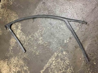 Уплотнитель стекла двери передний левый Audi  A1 2010> б/у