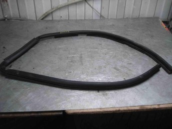 Уплотнитель капота Land Rover  Range Rover Sport 2013> б/у