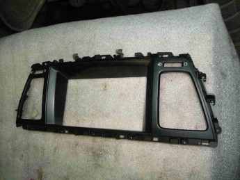 Накладка дисплея Kia  Quoris 2012> б/у